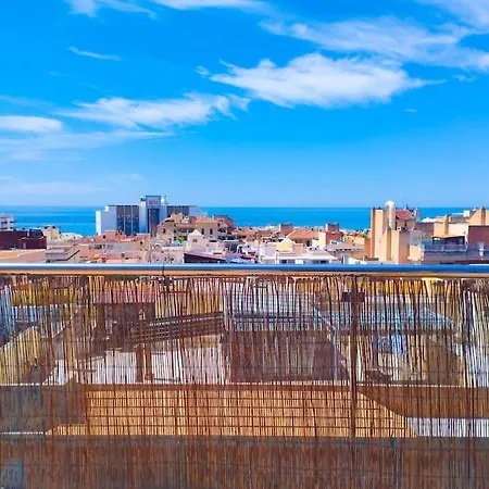 Penthouse With Amazing Sea Views And Parking شقة