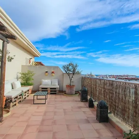 Penthouse With Amazing Sea Views And Parking شقة